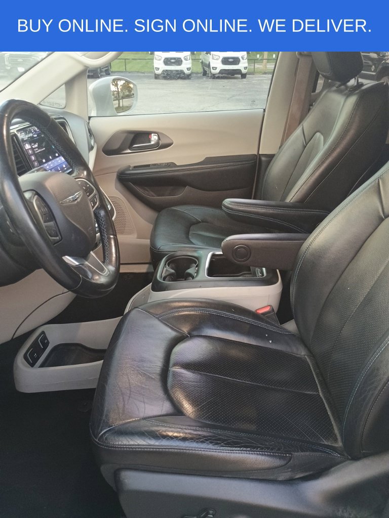Used 2021 Chrysler Pacifica Touring-L FWD image 11