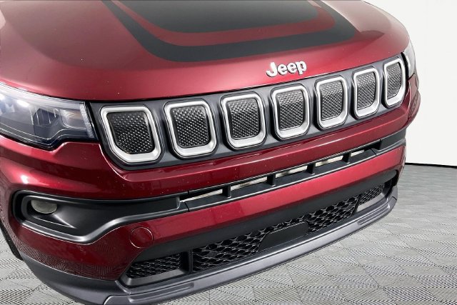Used 2022 Jeep Compass Latitude w/ Mopar Graphics Package FWD image 26