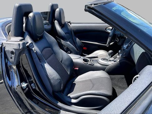 Used 2018 Nissan 370Z Touring Sport RWD image 8