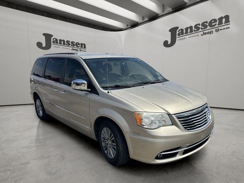 Used 2014 Chrysler Town & Country Touring-L w/ Driver Convenience Group FWD image 6