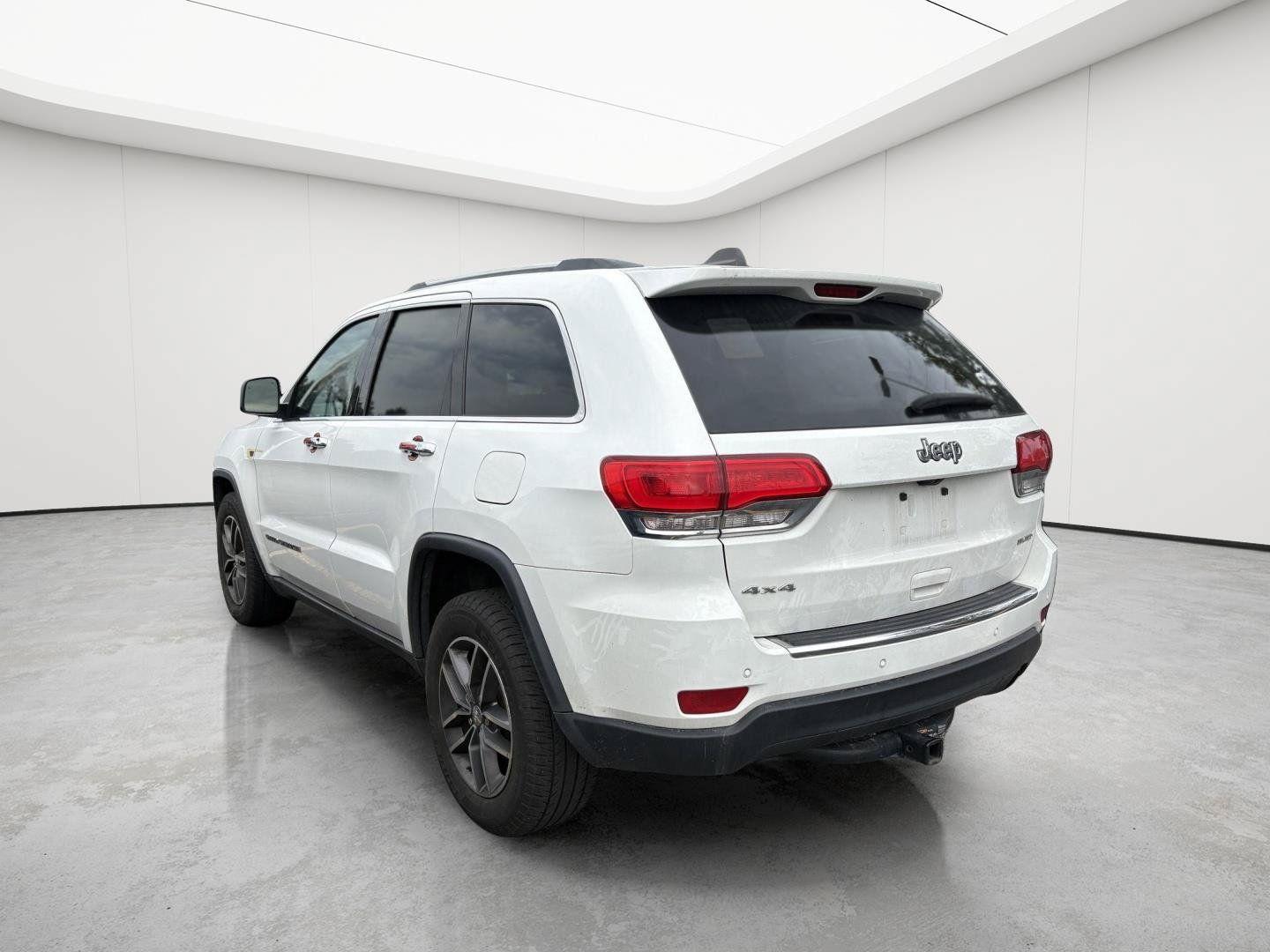 Used 2018 Jeep Grand Cherokee Limited AWD/4WD image 4
