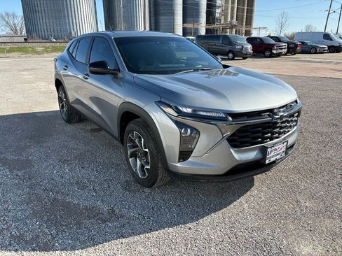 Used 2025 Chevrolet Trax RS image 1