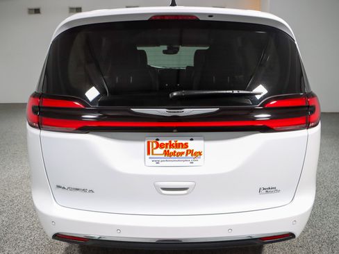 Used 2023 Chrysler Pacifica Touring-L FWD image 8