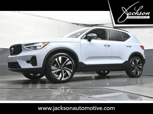 Used 2025 Volvo XC40 B5 Plus w/ Protection Package Premier image 36