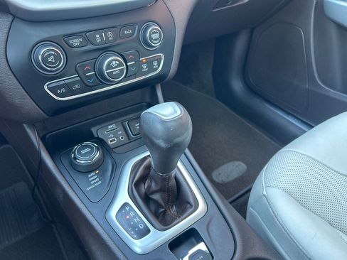 Used 2018 Jeep Cherokee Overland w/ Technology Group image 10