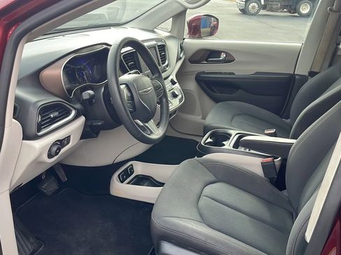 Used 2019 Chrysler Pacifica Touring Plus w/ Tire & Wheel Group image 21