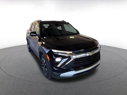 Used 2025 Chevrolet TrailBlazer LT image 3