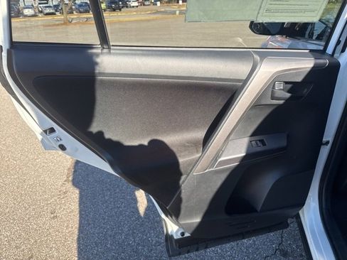 Used 2018 Toyota RAV4 LE image 15