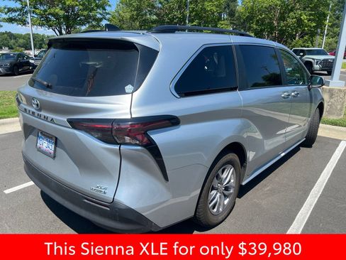 Used 2024 Toyota Sienna XLE FWD image 11