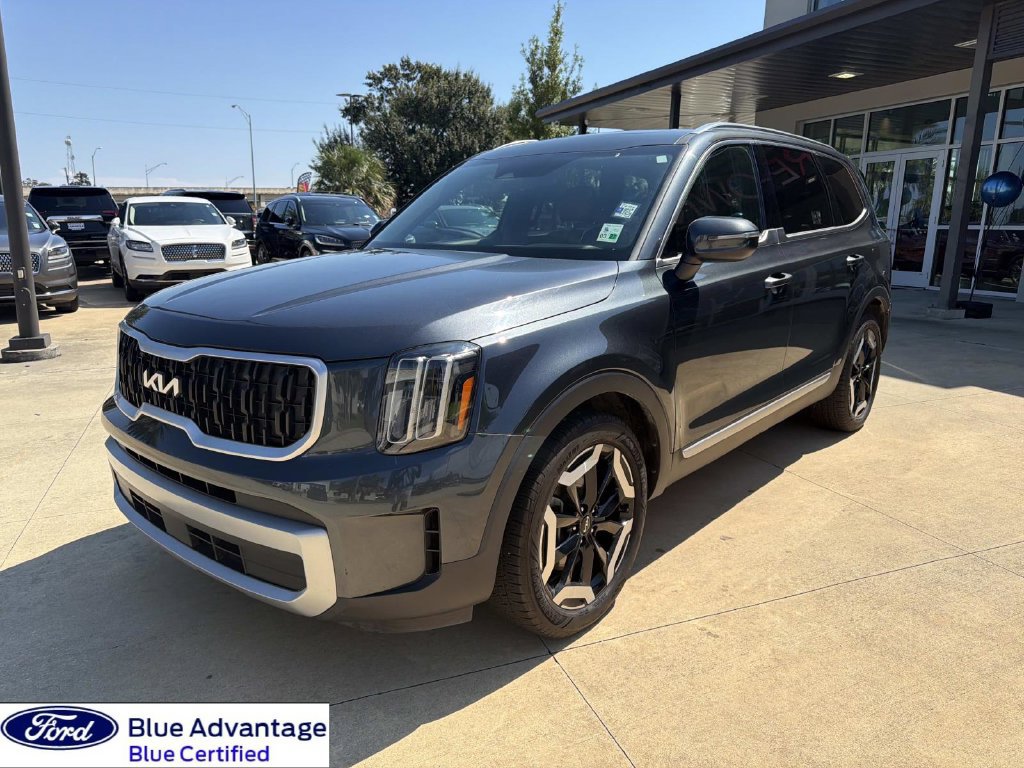 Used 2023 Kia Telluride EX w/ EX Captain's Chair Package FWD image 4