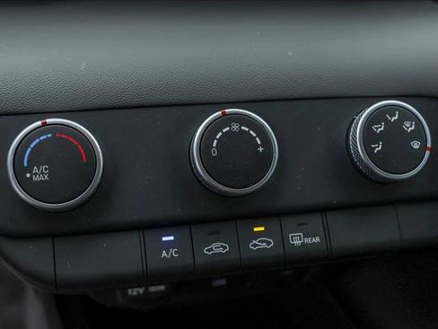 Certified 2025 Hyundai Elantra SE image 19