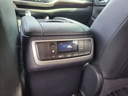 Used 2014 Toyota Highlander Limited w/ Driver Technology Package FWD image 14