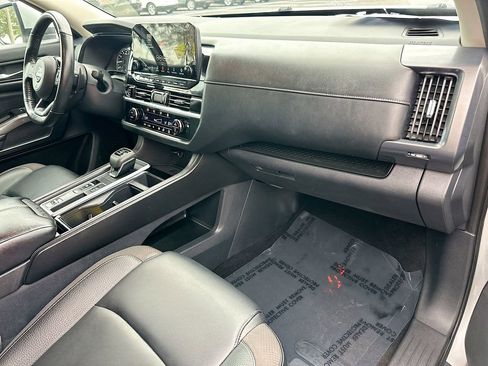 Used 2023 Nissan Pathfinder SL image 28