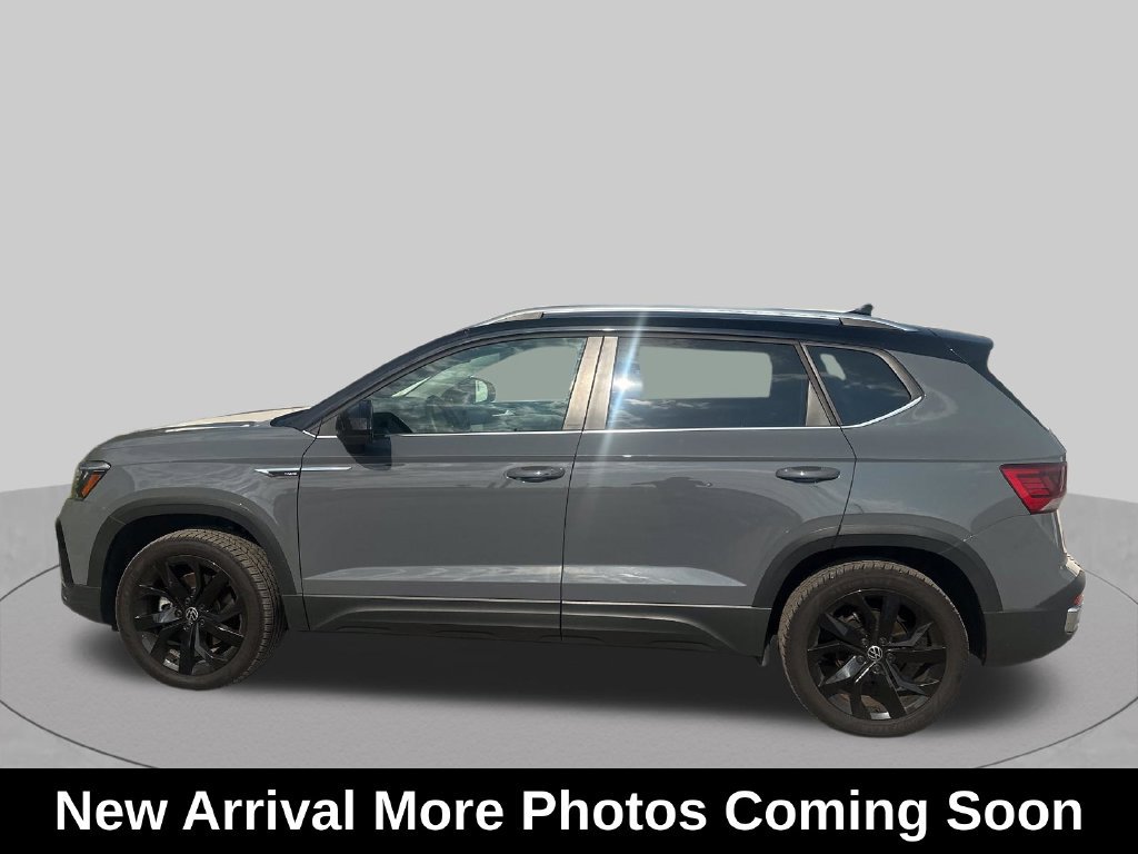 Used 2023 Volkswagen Taos SE w/ Panoramic Sunroof Package FWD image 3