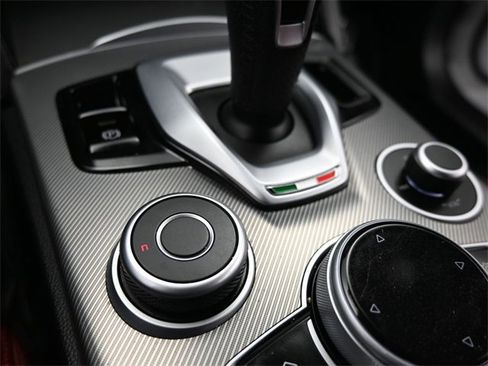 Used 2022 Alfa Romeo Stelvio Veloce image 14