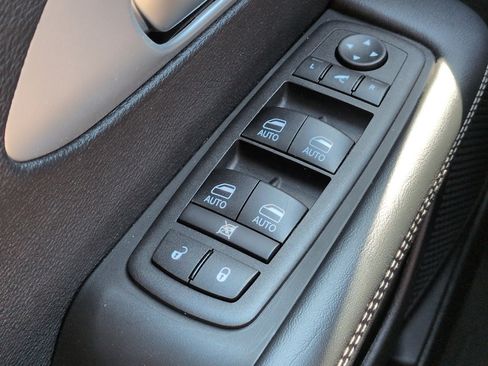 Used 2025 Chrysler Pacifica Limited FWD image 23