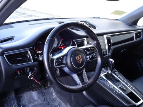 Used 2017 Porsche Macan S image 9