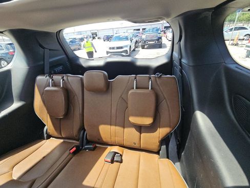 Used 2017 Chrysler Pacifica Limited w/ Advanced Safetytec Group FWD image 11