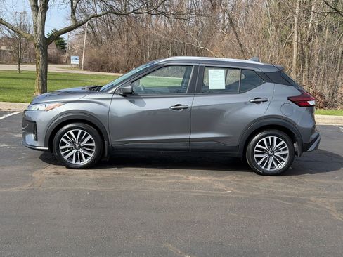 Used 2022 Nissan Kicks SV image 2