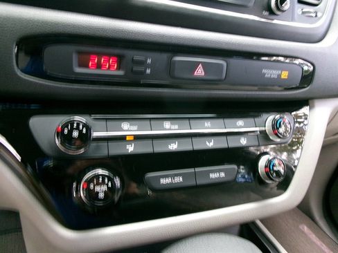 Used 2018 Kia Sedona L image 45