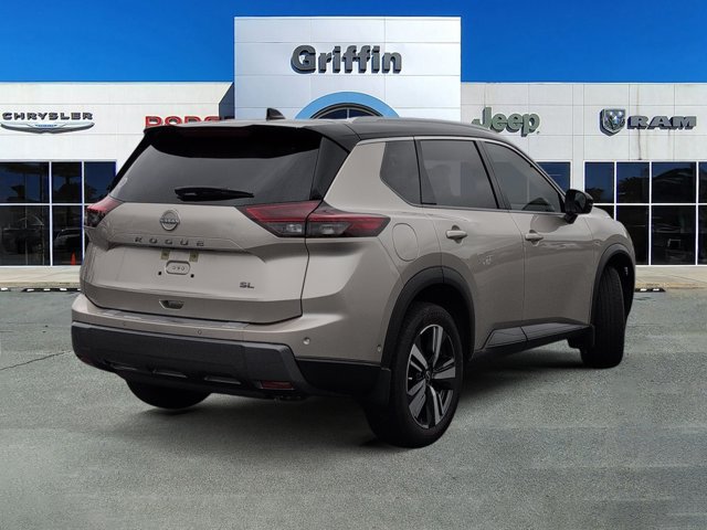 Used 2025 Nissan Rogue SL w/ SL Premium Package FWD image 3