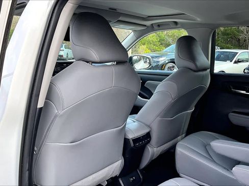 Used 2021 Toyota Highlander XLE image 23