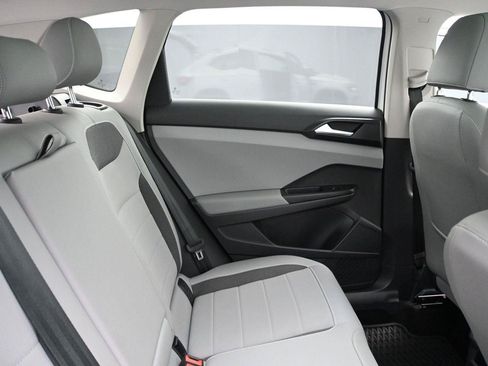 Certified 2022 Volkswagen Taos SE w/ Panoramic Sunroof Package FWD image 19