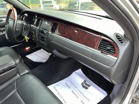 Used 2009 Lincoln Town Car Signature Limited RWD image 16