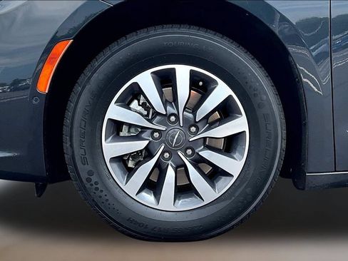 Used 2021 Chrysler Pacifica Touring-L FWD image 32