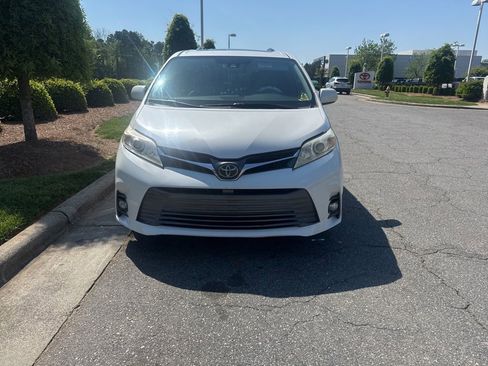Used 2019 Toyota Sienna XLE w/ XLE Navigation Package image 5