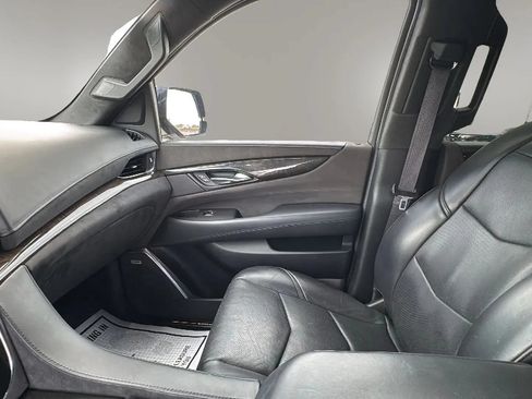 Used 2016 Cadillac Escalade Platinum RWD image 21