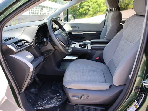 Used 2021 Toyota Sienna LE AWD/4WD image 17