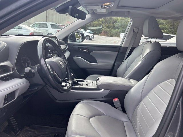 Used 2020 Toyota Highlander XLE AWD/4WD image 9