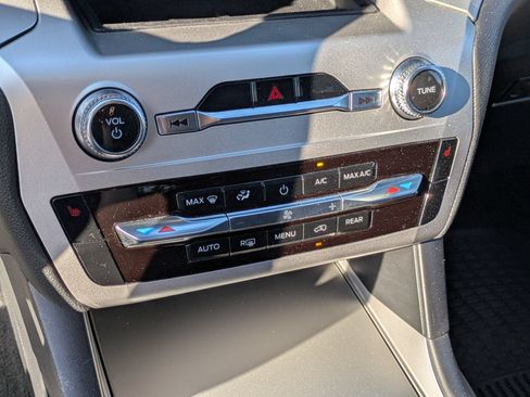 Used 2022 Ford Explorer XLT AWD/4WD image 24