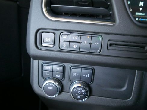 Used 2022 GMC Yukon SLT w/ SLT Premium Package image 18