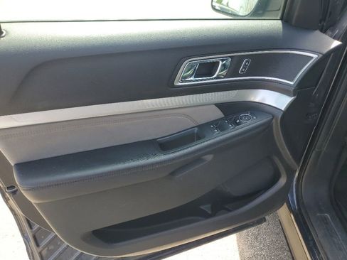 Used 2017 Ford Explorer XLT w/ Equipment Group 202A AWD/4WD image 8