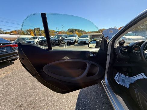 Used 2017 smart fortwo pure image 15