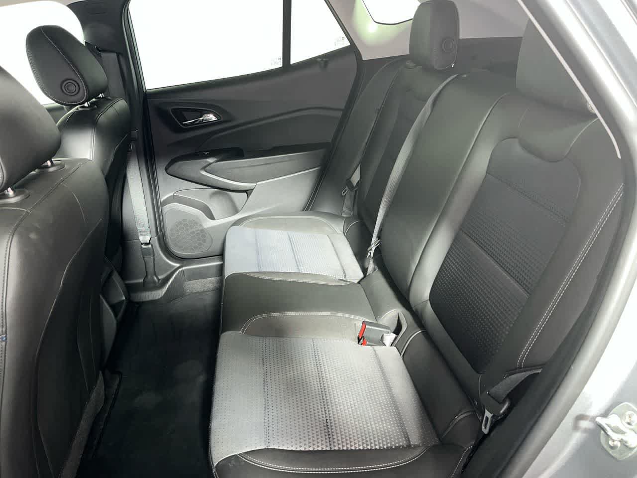 Used 2025 Chevrolet Trax LT FWD image 27