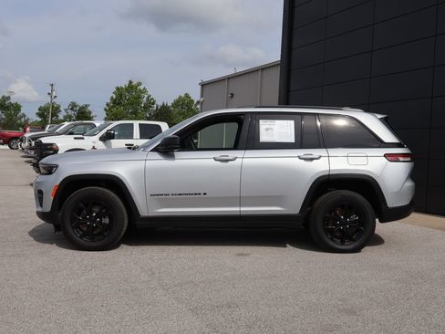 Used 2025 Jeep Grand Cherokee Altitude AWD/4WD image 2
