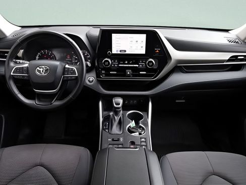 Used 2023 Toyota Highlander LE AWD/4WD image 33