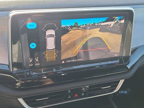 Used 2024 Volkswagen Atlas Cross Sport SE image 32