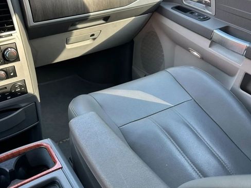 Used 2008 Chrysler Town & Country Touring FWD image 16