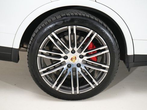 Used 2017 Porsche Cayenne Turbo AWD image 35