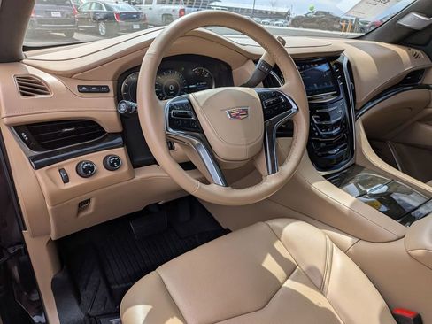 Used 2020 Cadillac Escalade ESV Platinum AWD/4WD image 10