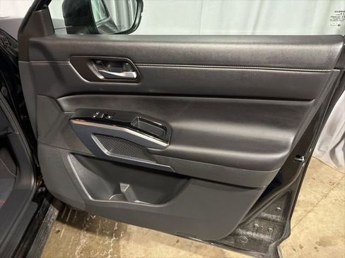 Used 2025 Nissan Pathfinder SL AWD/4WD image 21