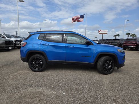 New 2026 Jeep Compass Latitude image 8