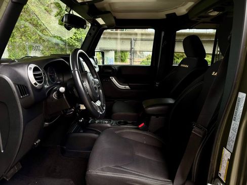 Used 2015 Jeep Wrangler Unlimited Sahara w/ Connectivity Group AWD/4WD image 18