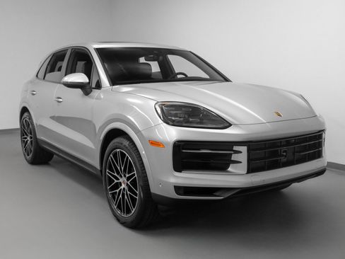 Used 2025 Porsche Cayenne image 10