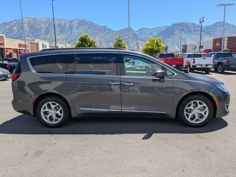 Used 2017 Chrysler Pacifica Touring-L w/ Tire & Wheel Group FWD image 2