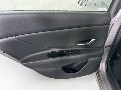 Used 2021 Hyundai Elantra SE FWD image 25
